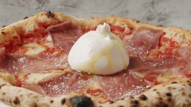 Obracająca Się Pizza Prosciutto Serem Białym Tle Widok Góry Koncepcja — Wideo stockowe