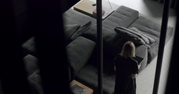 Eine Frau Sitzt Auf Der Couch Und Liest Ein Buch — Stockvideo