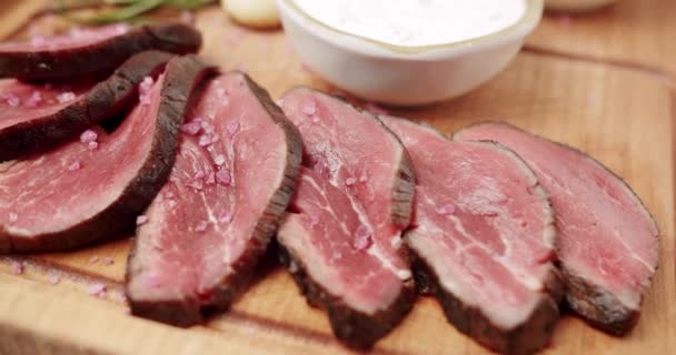 Dilimlenmiş Sığır Eti Pişmiş Biftek Sarımsak Biberiye Beyaz Sos Woden — Stok video