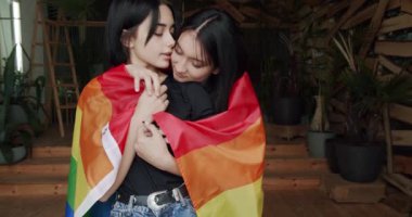 Çift, Lgbt ve lezbiyen kadınlar evde. Gurur Etkinliği, arkadaşlık konsepti. Lezbiyen çiftin aşk ve portresi. LGBT hakları, lezbiyen ailesi. Sevgi ve desteği paylaşan iki kadın el ele tutuşuyor.