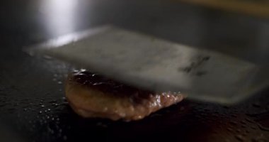 Lezzetli hamburgerler hazırlıyorum. Köfteli taze burger. Etli büyük iştah açıcı burger. Profesyonel Lokanta Mutfağında Yemek Pişirmek. Lezzetli Hamburger Tabağı yapıyorum. Izgara et..