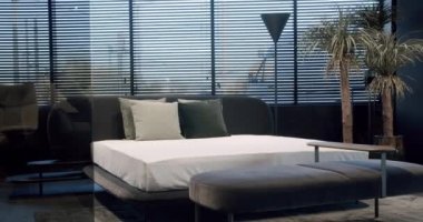 Mobilyalı modern lüks yatak odası. Modern yatak odası içi ve bir sürü yastıklı yatak odası. Minimalist İskandinav tarzı iç mekan. Kral Boyutlu Yataklı Zarif ve Basit Yatak Odası.