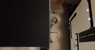 Bir adası olan lüks bir mutfak. Lüks evde modern iç mekan. Modern Krom Musluk. Yeni Ev 'de minimalist tasarım. Gerçek Lüks Tasarım İçi. Neo-klasik tarz, samimi bir iç mekan. Dikey video.