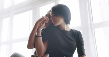 Bir çift, Igbt ve lezbiyen kadınlar evde. Sarılın ve birbirinize sarılın. Aşk ve öpücük, Gurur Etkinliği, arkadaşlık konsepti. Lezbiyen çiftin aşk ve portresi. LGBT hakları, lezbiyen ailesi.