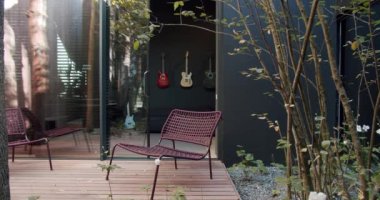 Terasta rahat koltuklar, açık kapılı, modern yazlık evin yanında dinlenmek için. Bahçedeki mobilyalar dağ evine yakın..