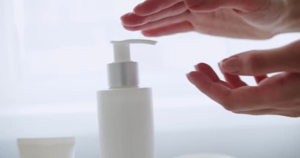 皮肤护理 卫生和健康生活概念 靠近点洗澡时 使用软胶进行高级护肤 女用手推送泵塑料乳液瓶 在手上涂保湿霜 — 图库视频影像