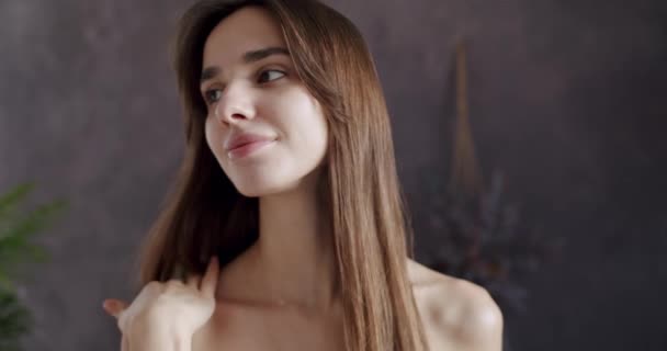 Junge Frau Behandelt Hals Und Schulter Mit Feuchtigkeitsspendender Creme Massagen — Stockvideo