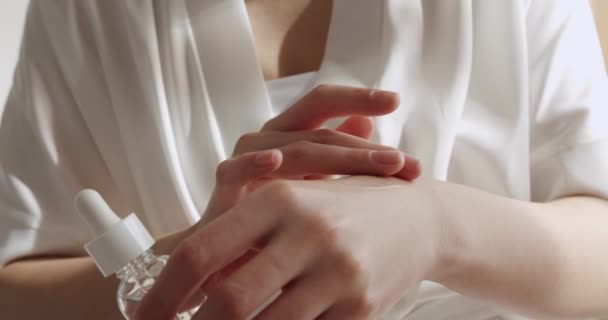 Vrouw Die Vochtinbrengende Crème Laat Vallen Met Pipet Hand Natuurlijke — Stockvideo