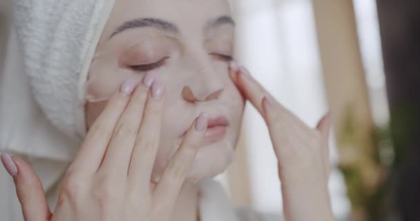 Ung Vacker Kvinna Badrock Och Handduk Huvudet Applicera Kosmetisk Sheet — Stockvideo