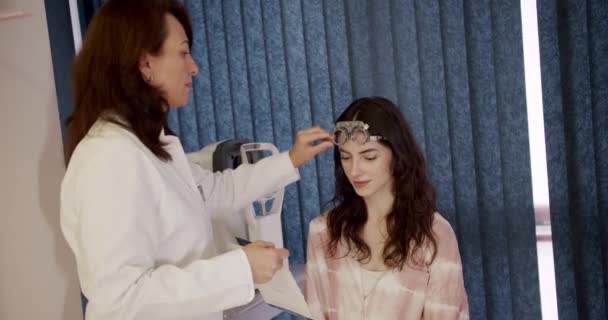 Oftalmologista Feminino Examinando Paciente Com Quadro Experimental Optometrista Gabinete Clínica — Vídeo de Stock