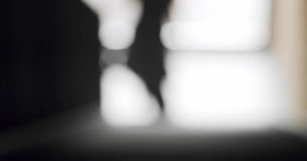 Жінка Чорному Вбранні Піднімалася Сходами Будинку Другий Поверх Будинку Силует — стокове відео
