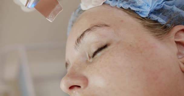 Mujer Recibiendo Ultrasonido Descamación Facial Salón Belleza Primer Plano Limpieza — Vídeos de Stock