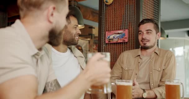 Grupo Amigos Bebiendo Cerveza Charlando Divirtiéndose Pub Colegas Masculinos Buen — Vídeo de stock