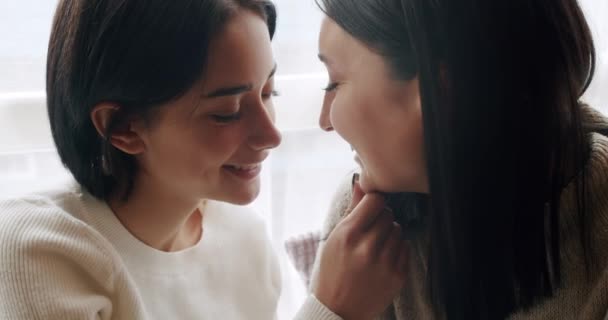 Любовь Поцелуй Гордость Понятие Дружбы Портативный Снимок Молодой Лесбийской Пары — стоковое видео