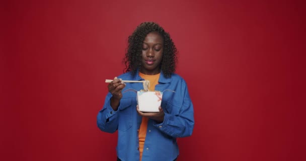 Femeie Afro Americană Care Uită Cameră Zâmbind Pregătindu Mănânce Tăiței — Videoclip de stoc