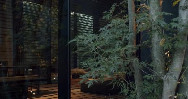 Blick Auf Modernes Ferienhaus Mit Panoramafenstern Und Jalousien Wald Mit — Stockvideo