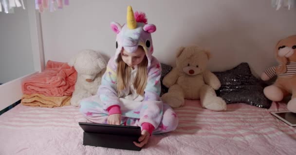 Year Old Girl Playing Childrens Room Unicorn Costume Using Digital — Stock video