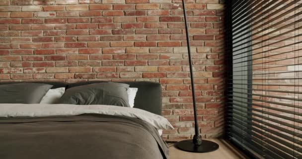 Пустая Удобная Кровать Подушками Покрытая Серым Одеялом Современном Гостиничном Номере — стоковое видео