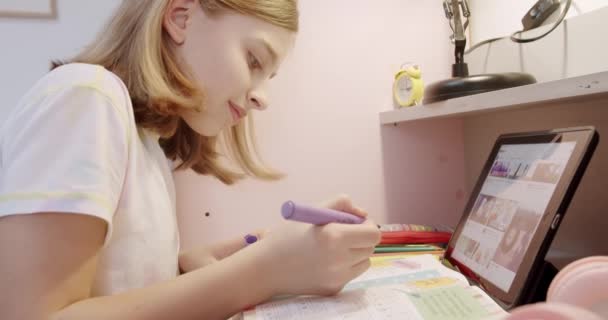 Nastolatek Jest Domu Rysunek Przy Stole Pokój Dzieci Różowych Kolorach — Wideo stockowe