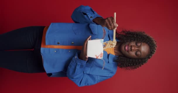 Videoclip Vertical Femeie Afro Americană Care Uită Cameră Zâmbește Pregătindu — Videoclip de stoc