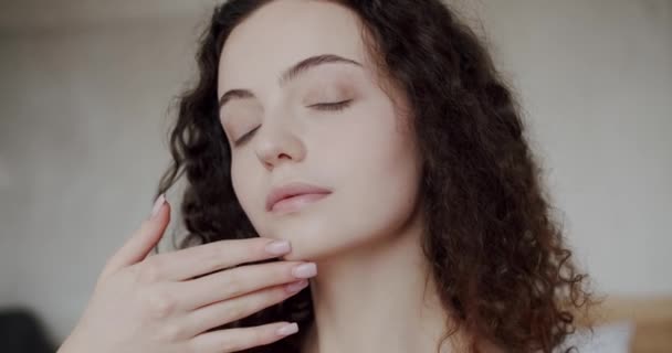 Kvinna Med Perfekt Frisk Hud Som Berör Ansiktet Med Händer — Stockvideo