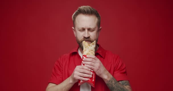 Hombre Caucásico Sin Afeitar Come Kebab Carne Con Placer Sobre — Vídeos de Stock