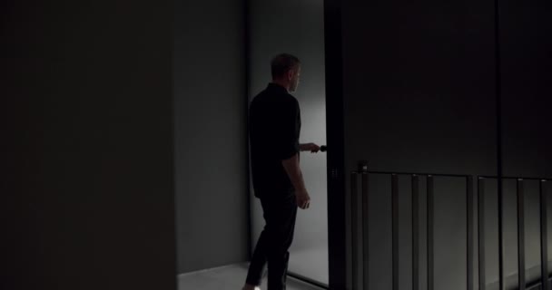 Der Mann Öffnet Die Transparente Tür Und Schließt Sie Modernen — Stockvideo