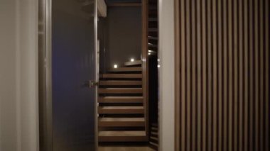 Evin modern iç tasarımı, dekoratif ahşap paneller ve merdivenler üst kata çıkıyor. Doğal malzemelerle dolu lüks bir daire..