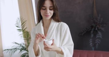 Güzel bir kadın el derisine krem sürüyor nemlendirici kremi sürüp ıslatıyor. Dermatoloji tedavisi ve nemlendirici ile kozmetik. Ovalama.