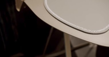 Modern çalışma masasını deri ve beyaz dikişli, rahat bir çalışma odasında ahşap kapatıyoruz. Modern Minimalist çalışma masası. Lüks mobilya ayrıntıları. İş yeri. Modern masadaki güzellik..