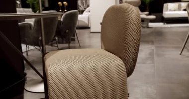Kumaş rengi, kahverengi koltuk ve rahat koltuk. Modern Minimalist Evi. Zarafet ve Konforlu Ev 'in ayrıntıları, sıcacık bir ortam. Modern bej koltuk. İç Güvenlik Bölümü. Konforlu tekstil bej koltuk.