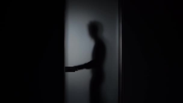 Чоловік Відкриває Скляні Двері Темній Кімнаті Мінімалістичній Квартирі Хоче Піти — стокове відео