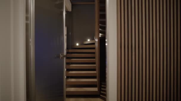 Moderne Innenarchitektur Des Hauses Dekorative Holzpaneele Wand Und Treppe Die — Stockvideo