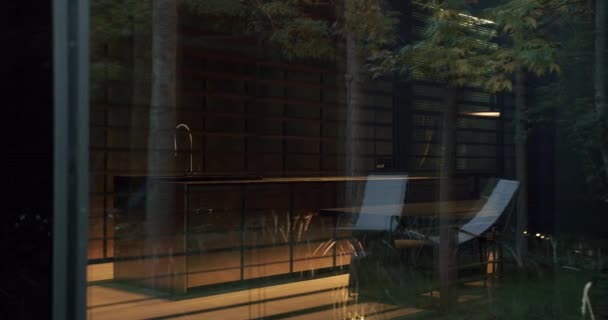 ガラス壁またはパノラマウィンドウ 水道タップ付きキッチンアイランド 屋外のデッキチェアをクローズアップ 自然のコンセプトに残る — ストック動画