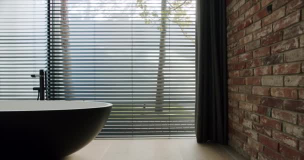 Detalhe Banheiro Com Interior Moderno Banheira Autônoma Com Torneira Preta — Vídeo de Stock