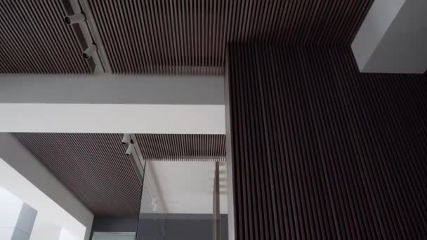 Detalj Inredning Modernt Hus Dekorativa Träpaneler Vägg Och Tak Minimalistisk — Stockvideo