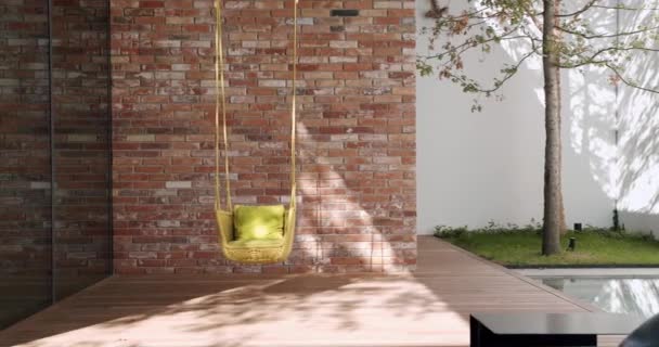 Cadeira Balanço Jardim Vime Pendurada Livre Terraço Moderna Casa Campo — Vídeo de Stock