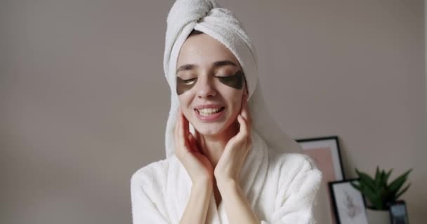 Portret Van Vrouwelijke Hydraterende Eye Skin Met Behulp Van Patches — Stockvideo