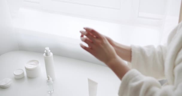 Vrouwelijke Handen Geven Erom Verspreiden Van Aangebrachte Hydraterende Handcrème Zodat — Stockvideo