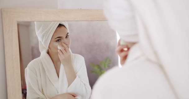 Movimiento Lento Mujer Con Cara Hermosa Piel Perfecta Acaba Limpiar — Vídeo de stock