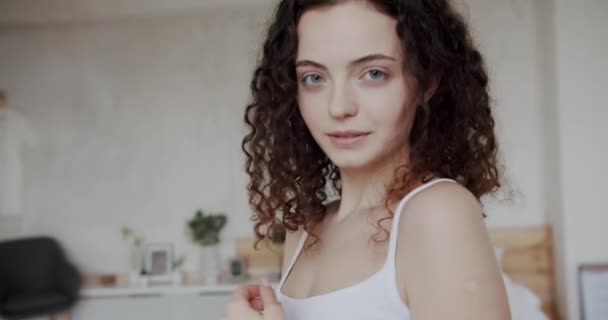 Mulher Beleza Com Rosto Saudável Pele Massagem Mãos Tocando Rosto — Vídeo de Stock