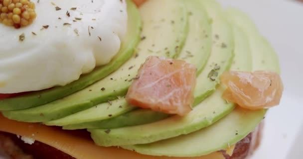 Delicioso Croissant Con Queso Aguacate Mostaza Filete Salmón Benedicto Huevo — Vídeos de Stock