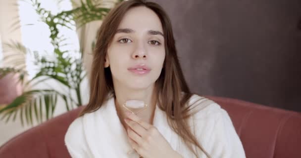 Schöne Frau Mit Perfekt Glatter Gesunder Haut Bekommt Massagegesicht Mit — Stockvideo