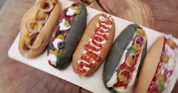 Zelfgemaakte Gegrilde Hotdogs Broodjes Met Mosterd Ketchup Salade Wortelen Tomaten — Stockvideo