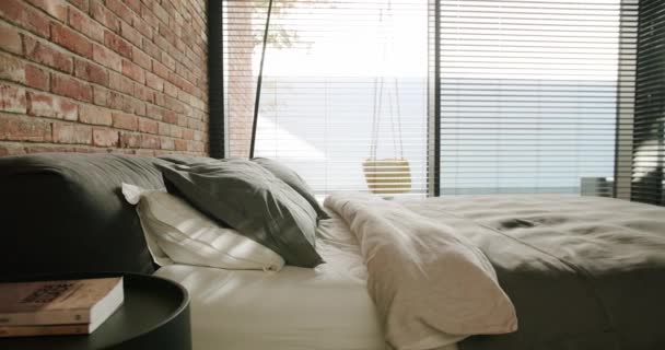 Dormitorio Lujo Con Loft Interior Cama Doble Con Almohadas Ropa — Vídeos de Stock
