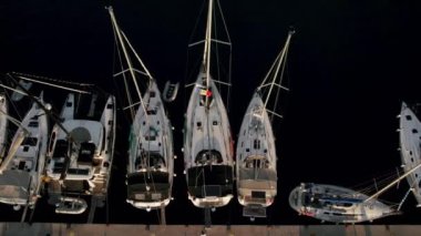 Yatçılık. Lüks yelkenli. Yaz lüks modern tekne gezisi. Lefkada adası. Yat için liman. Yat parkı. Yelkenli. Zengin yat yelkenlilerinin yukarıdan aşağıya manzarası. Lüks gemiyle daha iyi bir yolculuk.