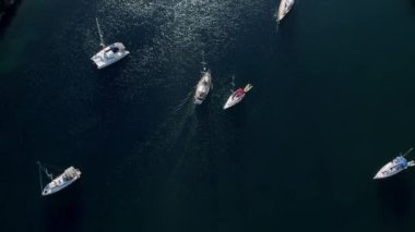 Yatçılık. Lüks yelkenli. Yaz lüks modern tekne gezisi. Lefkada adası. Yat için liman. Lüks gemi gezisi. Koyu mavi sularda beyaz teknenin görüntüsü.
