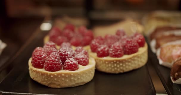 Słodkie Desery Restauracji Świeże Ciasta Ciasta Formie Bufetu Asortyment Deserów — Wideo stockowe