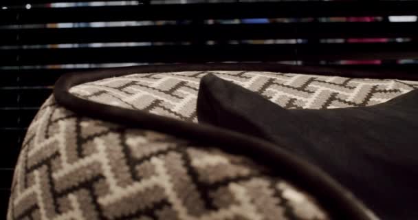 Textil Nowoczesny Brązowy Fotel Zrelaksować Siedzenia Nowoczesny Minimalistyczny Dom Szczegóły — Wideo stockowe