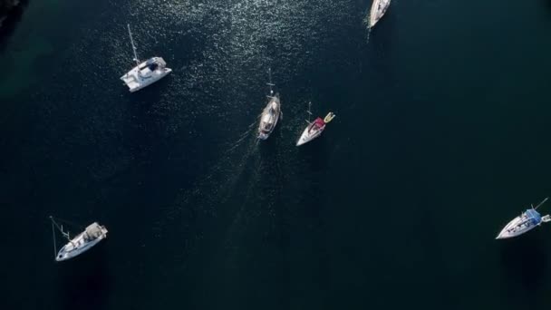 Yachting 豪华赛艇 夏天豪华的现代船游 莱夫卡达岛游艇的海运港 豪华游轮之旅 从白船的上方看深蓝色的水面 — 图库视频影像